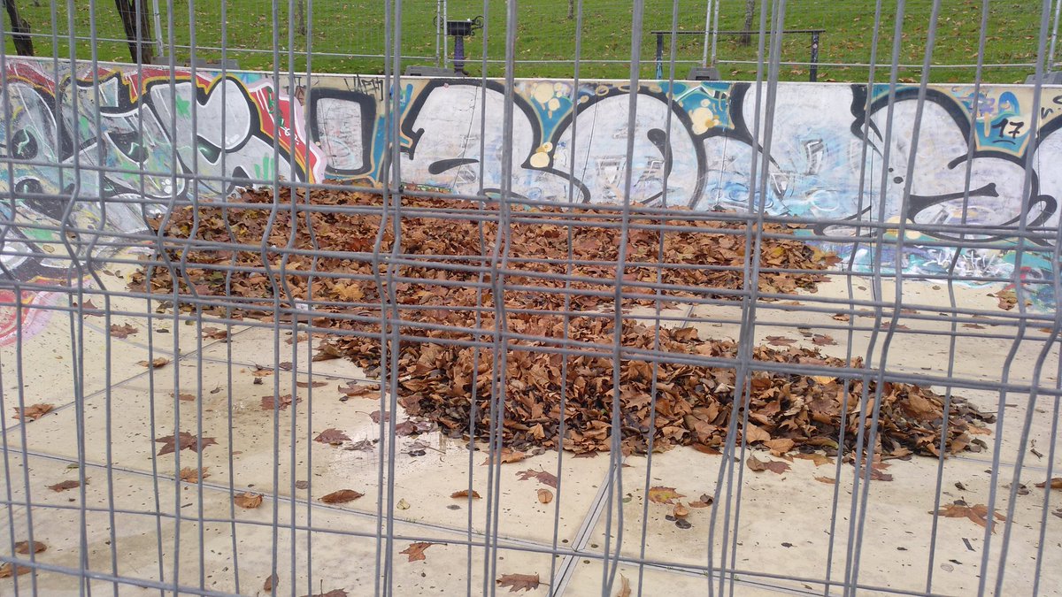 MarcosSanluis's tweet photo. Está muy bien que @ConcelloCoruna vaya a abrir una pista de skate debajo de un puente. También estaría bien que arreglase la de Eirís. Es un auténtico peligro. https://t.co/HJ42AcWAlG