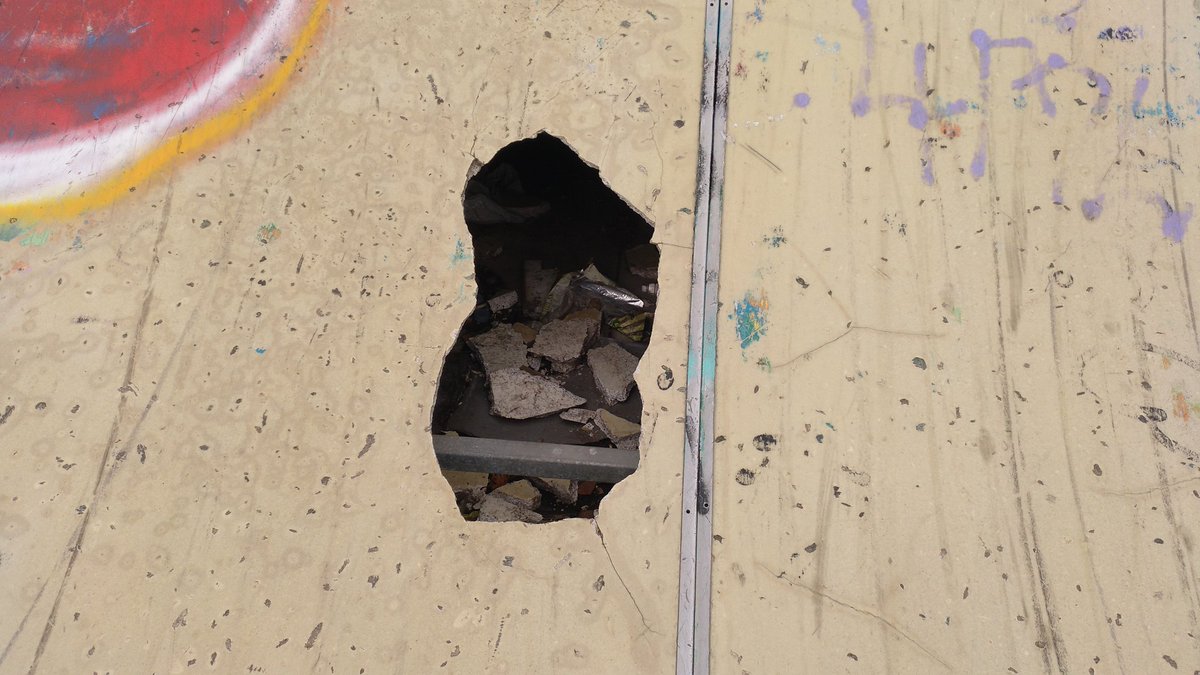 MarcosSanluis's tweet photo. Está muy bien que @ConcelloCoruna vaya a abrir una pista de skate debajo de un puente. También estaría bien que arreglase la de Eirís. Es un auténtico peligro. https://t.co/HJ42AcWAlG