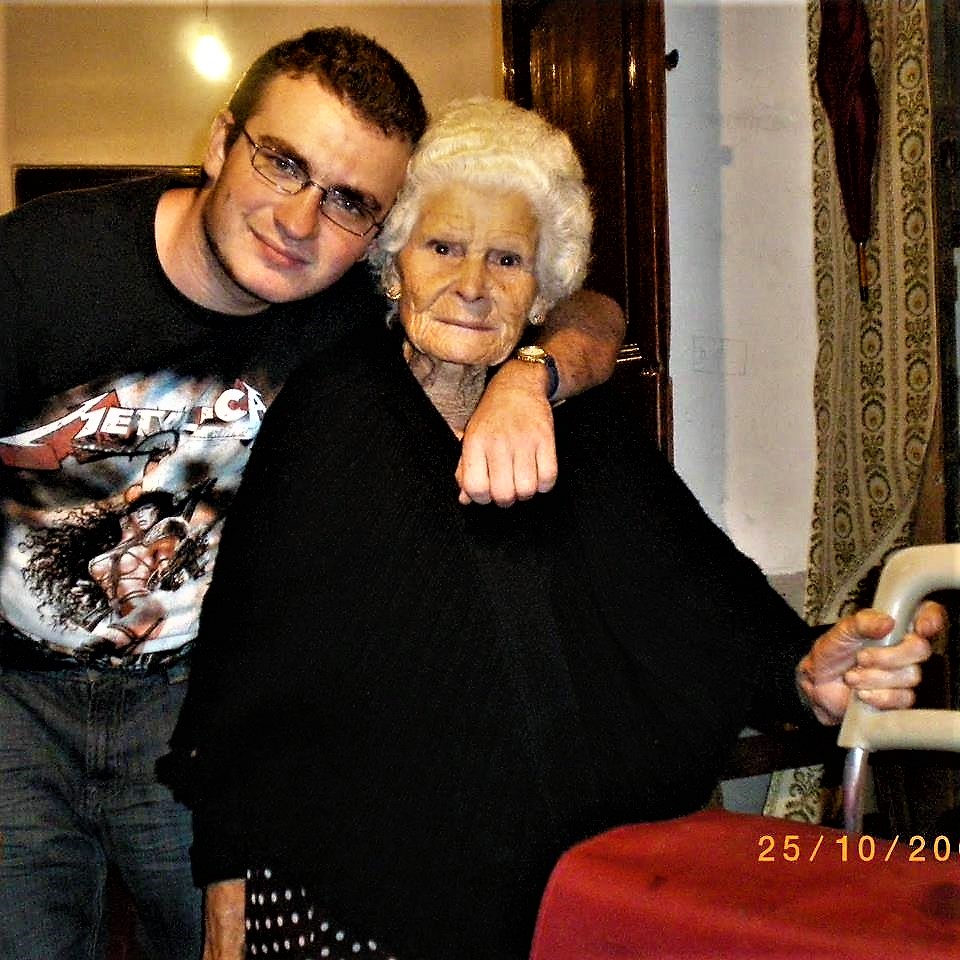 Hoy hace 11 años que partiste a la casa del Señor. Fuiste una abuela maravillosa. Doy gracias a Dios por tu vida y todos los momentos que pudimos compartir juntos. Nos volveremos a ver. Descansa en paz abuela. Te quiero. Siempre juntos!!!