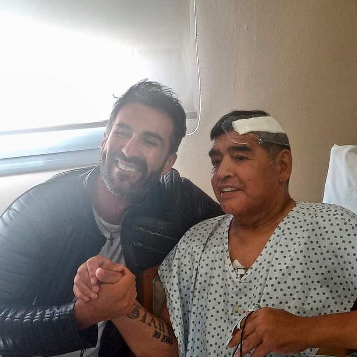 Maradona y Luque tuvieron una fuerte discusión el jueves 19 de noviembre, 6⃣ días antes de su muerte.
Afirman que hubo empujones.
Desde ese momento no se volvieron a ver. Sólo se hablaban x celular.
Luque quedó IMPUTADO por homicidio culposo https://t.co/3W3Tk8T7GQ