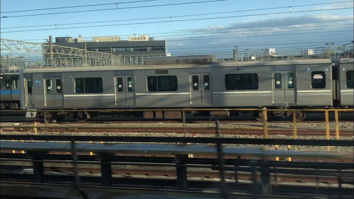 つうちゃん 小田急3654fが絶賛 帯の色変え中 綺麗なブルーラインに変えてまた 戻っておいで