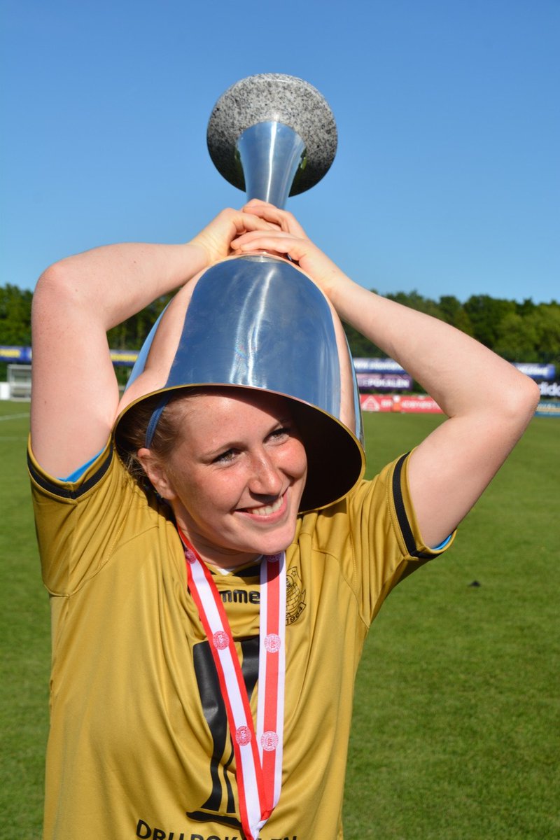 Brondbywomen's tweet photo. Mangeårige Brøndby-målmand, Katrine Abel, har valgt at indstille sin karriere, når hendes kontrakt udløber den 31.december. Det er en stor profil både på og udenfor banen, vi skal sige farvel til. Læs alle hendes tanker om karrierestoppet her #takforalt
https://t.co/SOxRtzlOOp https://t.co/wR30oe7Kib