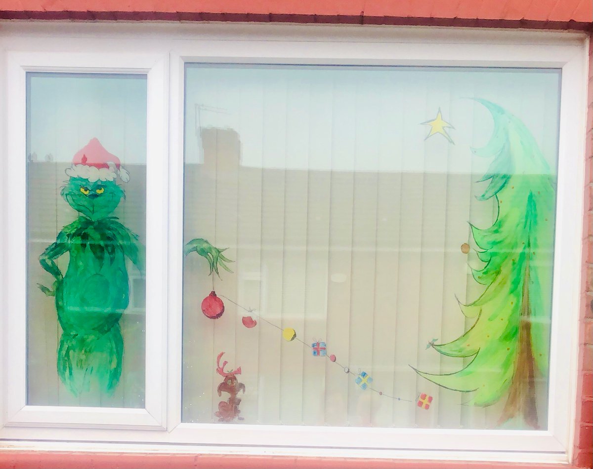 Kayley07253461's tweet photo. It’s Finally nearly CHRISTMAS 🎄decs are up paint is on https://t.co/p5KhxEdCDJ