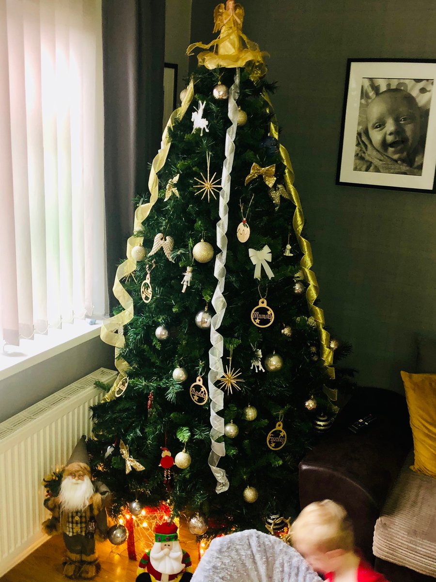 Kayley07253461's tweet photo. It’s Finally nearly CHRISTMAS 🎄decs are up paint is on https://t.co/p5KhxEdCDJ