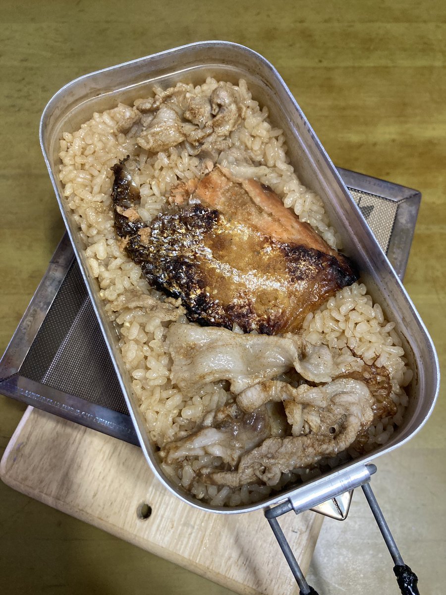 koca_mp's tweet photo. 雑ごはん
雑に作ったごはん。
ラジオでまるちゃんの焼きそばパウダーとご飯の組み合わせが最高と聞いたので、ご飯と一緒に炊いてみました。
豚肉とシャケも一緒に。
ヒヨってソースを一袋入れなかったので少し薄味。全部入れればよかった。
#メスティン飯 #メスティン #あさごはん #朝ごはん https://t.co/4sIDogfBoE