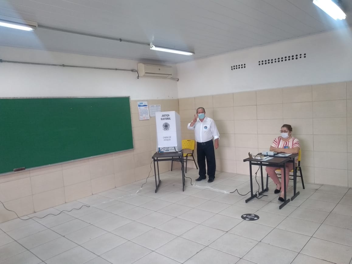 Candidato em Santa Maria, o vice-prefeito Sérgio Cechin (PP) fez✌ para a 📸 do correspondente do Correio do Povo na cidade, Renato Oliveira https://t.co/ttvOJKcEx2