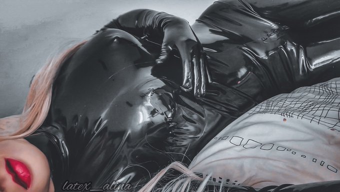 If you touch me - you become rubberised and locked in latex for 2 days. Would you go for it? 😏  Anyways<a href="/tag/latex"class="tags"><span>#latex</span></a>