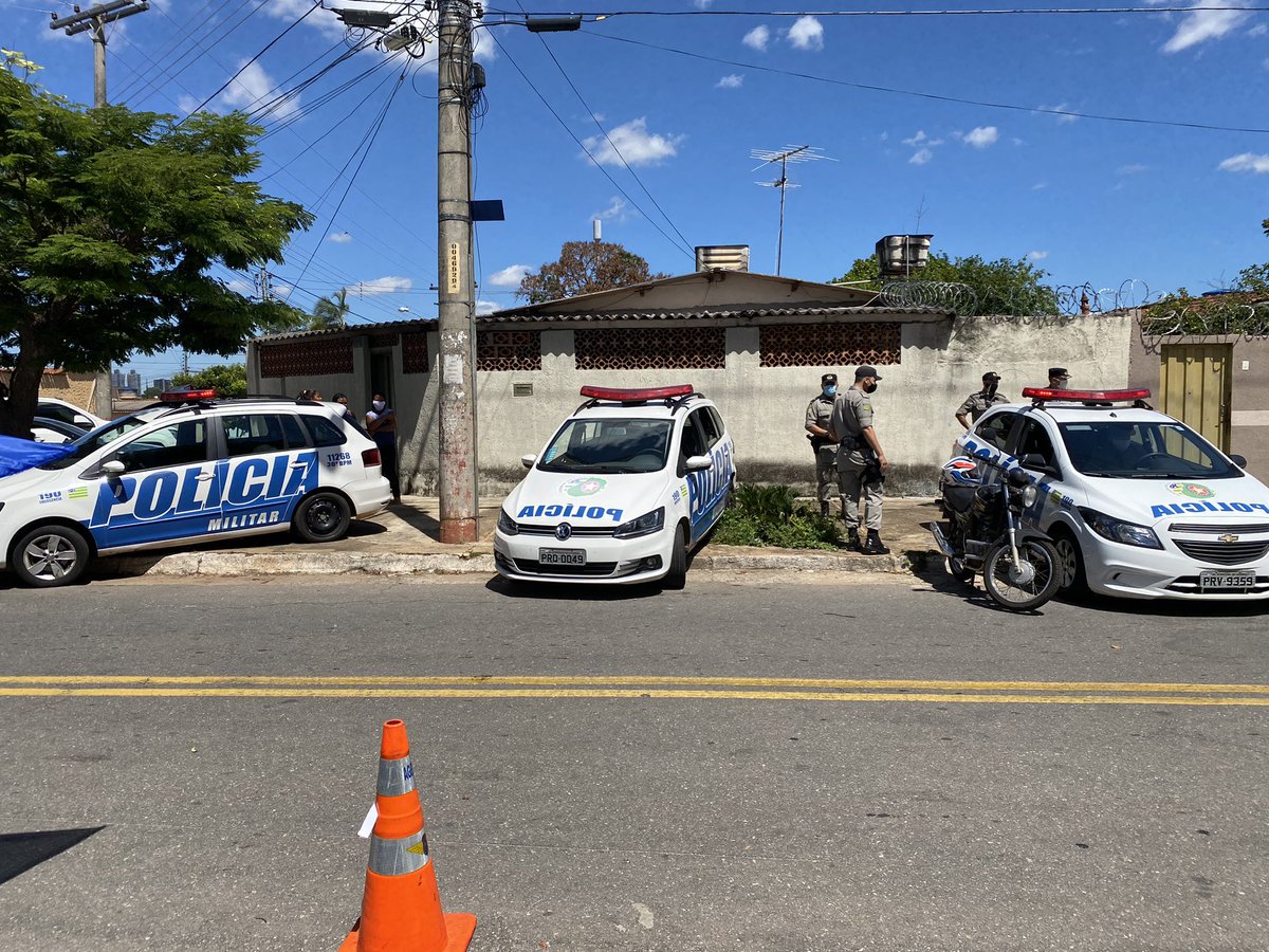 lislopes's tweet photo. Equipes da Polícia Militar estão na porta do Colégio Estadual Jardim Novo Mundo, onde o candidato a prefeito de Goiânia Vanderlan Cardoso (PSD) vota.  #Eleicoes2020noG1 https://t.co/O1S4edZEkO