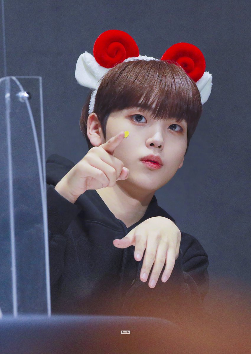 Eunoia_hj's tweet photo. 저기 계신 분
#형준이의_열아홉을_기억해
혹시 크래비티 송형준아니세요?
#Lemon_Hyeongjun_Day
맞아여!!!!! 11월 30일 생일 송형준이에요!!!!!!!! https://t.co/2h0OpqcjRb