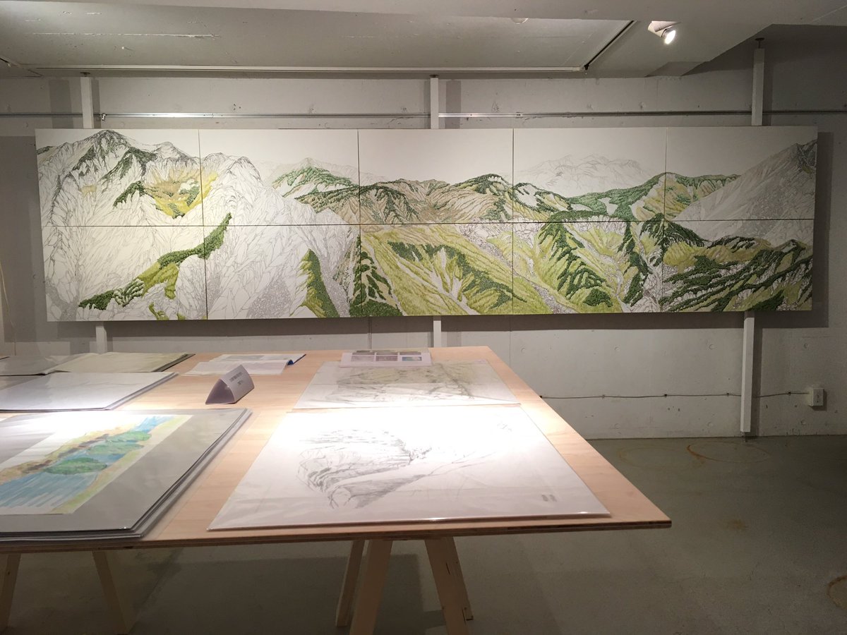 hasucafe's tweet photo. 先日庭園美術館の展示で訃報を知り、���然としてしまった康夏奈さんの展示を見に先日稲村ヶ崎へ。
体験した山や海などの自然を描いた作品がぴったりの会場で、何もかもがすごく良かった。
最初に見たのはlixilギャラリーであったが、病気が分かったのもそれくらいだったとか。 https://t.co/BHWa53IS4g