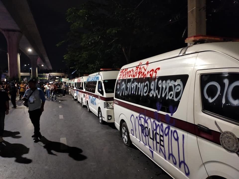 ทุกท่านครับ ผมขอให้ทุกท่านเเชร์ความเลวทรามเหล่านี้ออกไปให้โลกเห็นว่า พวกอ้างว่ามาชุมนุมโดยสงบ สุดท้ายเเล้วพวกเขาก็ทำลายทรัพย์สินราชการ ภาษีเราๆ อีกเเล้ว .. ผมอยากถามไปยังผู้ชุมนุมที่ไม่ก่อเหตุว่า. พวกคุณยังจะสนับสนุนความชั่วช้าเเบบนี้ไปอีกนานเเค่ไหน คุณจะตามคนเลวเเละโง่ตลอดไปหรือ