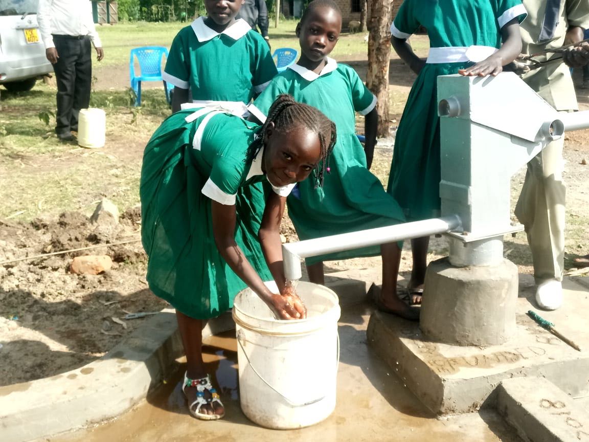 Our wells change lives! When communities have access to it they are able to thrive. From reducing waterborne diseases to increasing school attendance, a well has a huge impact.

Here’s the difference a well makes: wellboring.org/difference

#wells #water #kenya #africa #charity