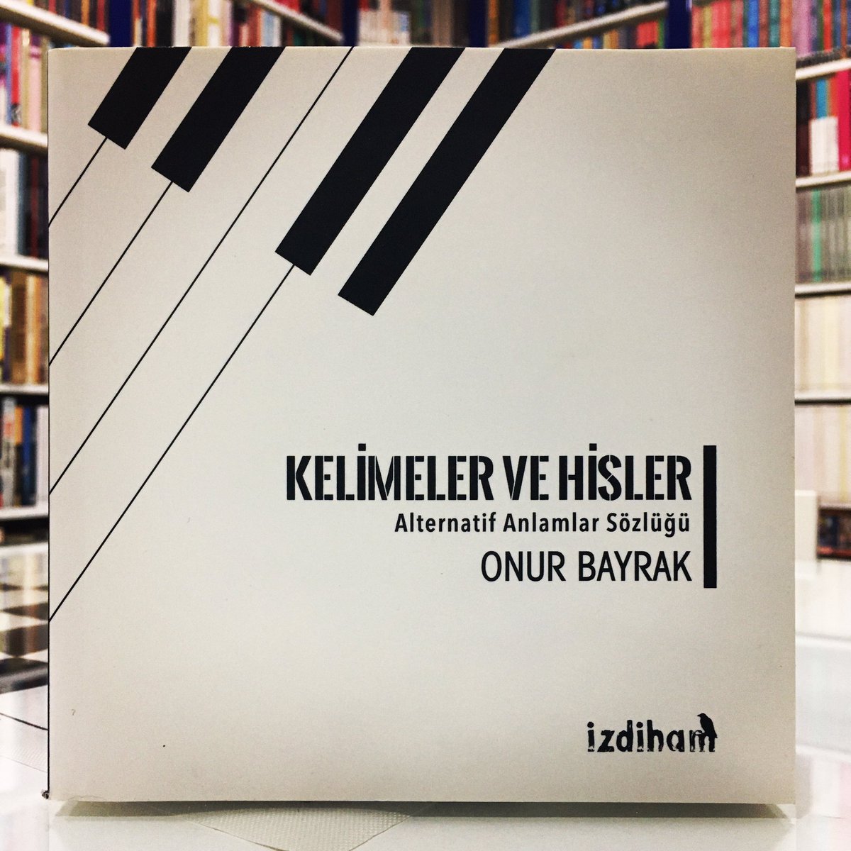 TemelliStore's tweet photo. Kelimeler ve Hisler, Onur Bayrak bu çalışmasıyla bizleri kelimelerin fark etmediğimiz köşelerine götürüyor. Kelimeler ve Hisler, kelimelere yeni bir ruh veren özel bir çalışma. 

#kelimelervehisler #onurbayrak #izdiham #kitabevi #kitaptavsiyesi #kitapönerisi #şair #temellistore https://t.co/I8bvoAXMkU
