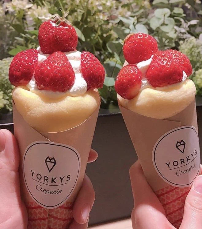 大阪市梅田駅近くにある「ヨーキーズ クレープリー」のいちごのクレープが最高！