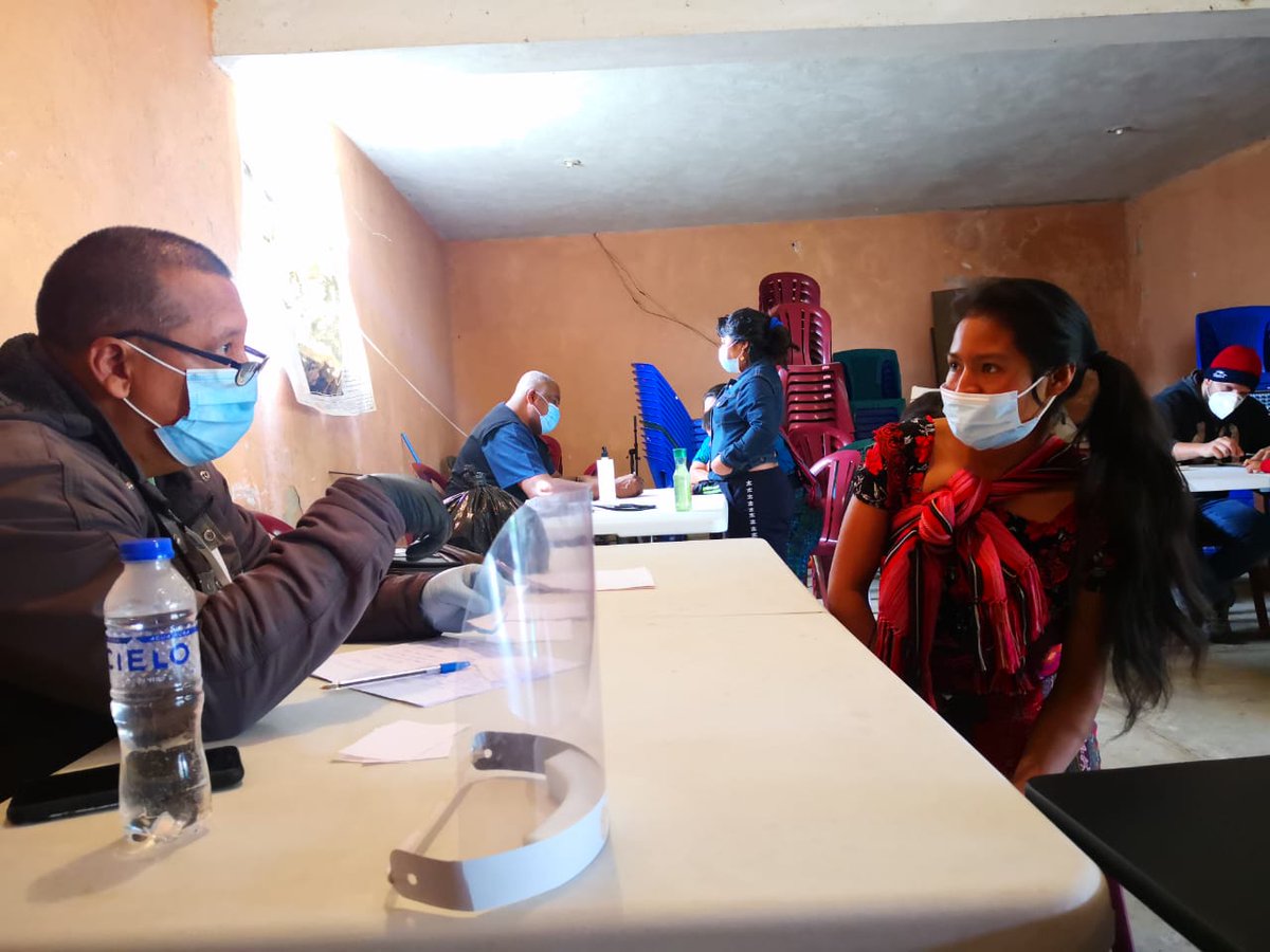 CubaEmbaGuatem's tweet photo. La brigada Henry Reeve visitó la aldea San Felipe Chenla, Municipio Cotzal, Departamento Quiché con 1750 habitantes. Se brindó asistencia sanitaria a los damnificados, comprometidos nuestros médicos con la salud de los guatemaltecos afectados por Eta e Iota.
#22AñosBMCGuatemala https://t.co/bvwiVK9DOz