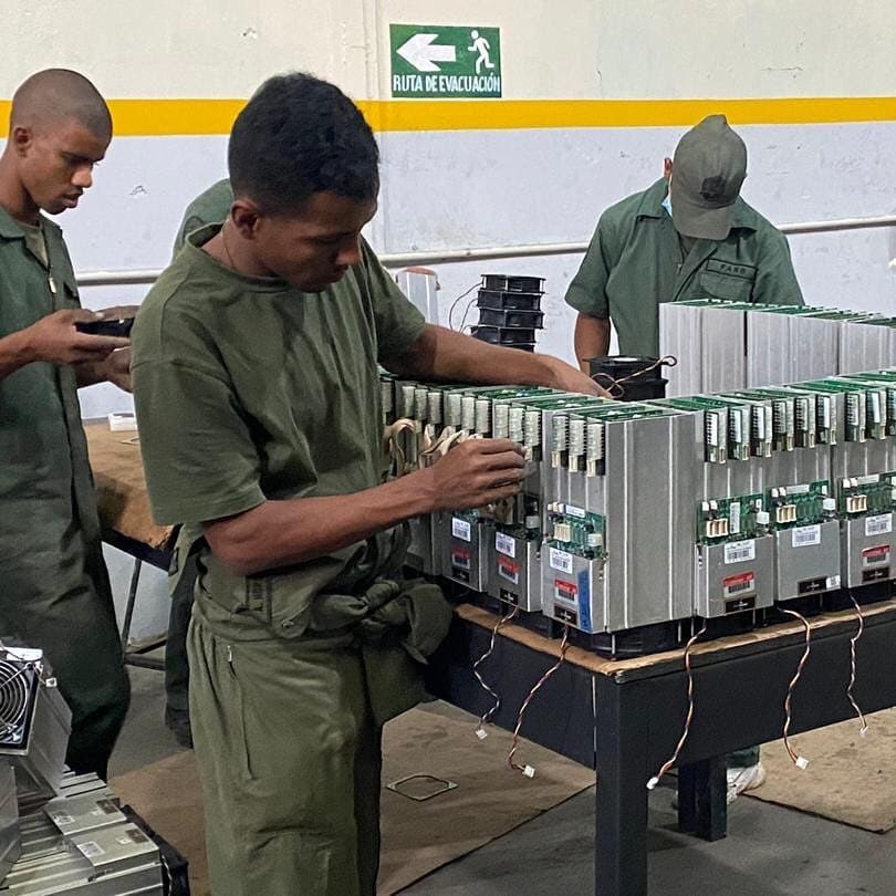 ConflictsW's tweet image. More photos from inside the Venezuelan military cryptocurrency (Bitcoin) mine at Fuerte Tiuna
#Venezuela