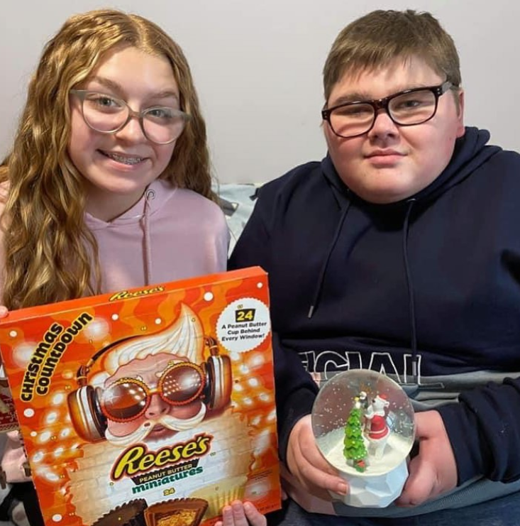 postpals's tweet photo. Sunday smiles from our Pals posing with post received over the last week! Exciting to be seeing some Christmas themed items beginning to be delivered 🎅😊
#Charity #PostPals #Postpal #Post #Craft #volunteering #bekind https://t.co/cHnPNu3Kr2