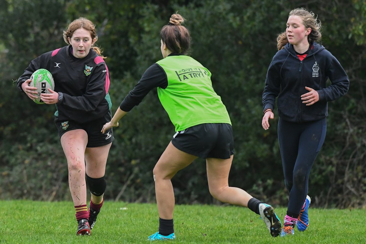 A busy morning at Kirwan Park.

The Salmo girls going from strength to strength!

@JennieBagnall @LeinsterWomen @20x20_ie @LarissaMuldoon 

#CantSeeCantBe