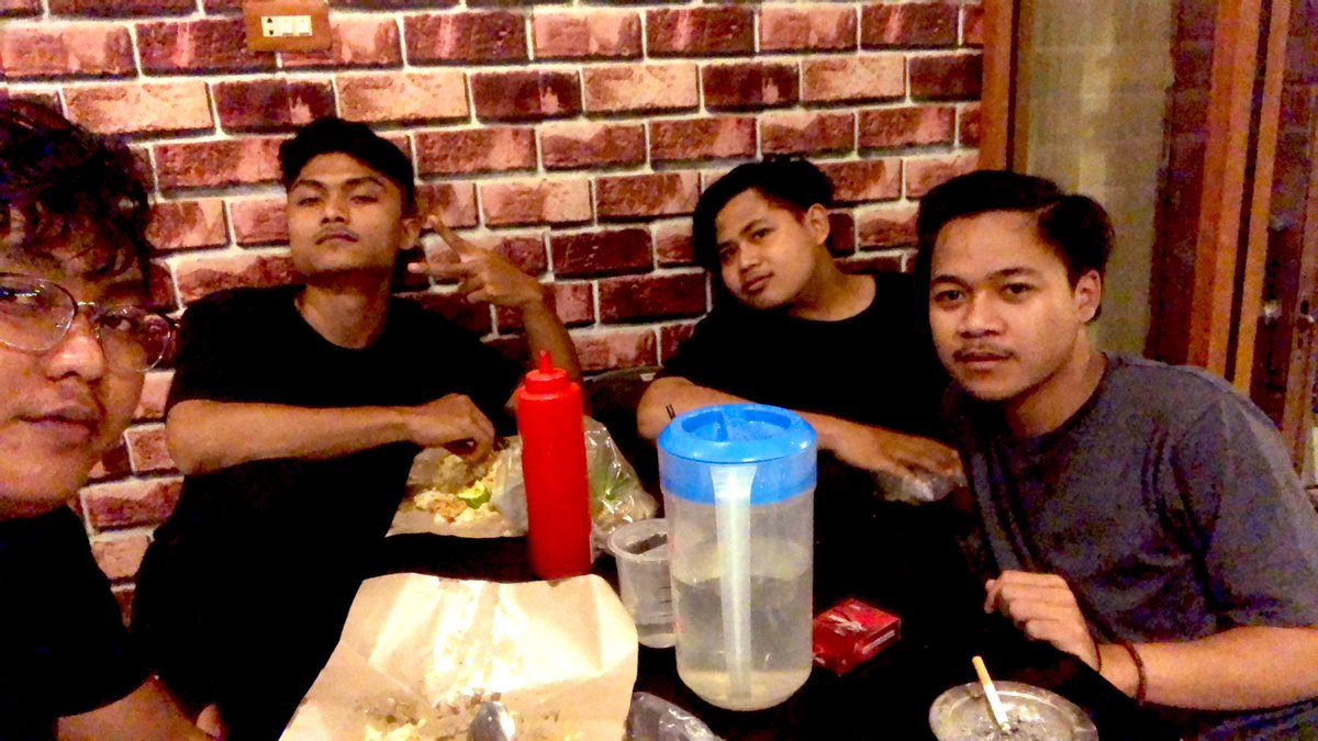 gaprez_'s tweet photo. Gak tau lagi kalo mereka pegi aku mau sama siapa , yang kadang aku udh yakin dengan satu wanita yang bakalan nemenin hidup , tapi nyata nya bermain belakang dengan yang lain , dan kembali ke perkumpulan ini lagi https://t.co/Rn7u7u4KWY