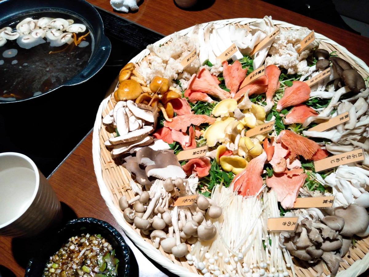 15種類のキノコを使った鍋を食べた結果？美味しいけど味の差はわからないwww