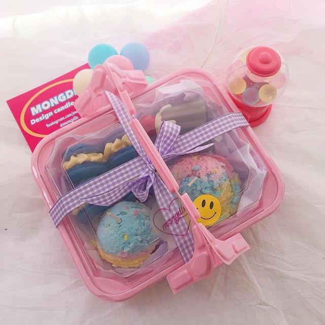 —Le deja un lonchecito junto a la cama, y él baja para hacer el aseo.— <a href="/KxmJiSooB/">Jιsoo ⃕ ♡̷ೃ༄</a>