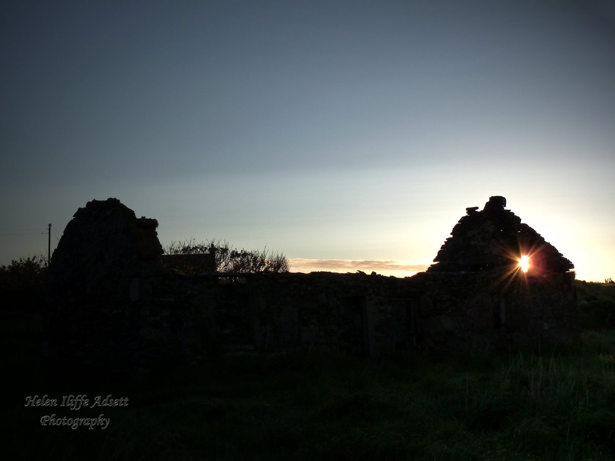 Sunrise through an abandoned crofthouse in Fladdabister #Shetland