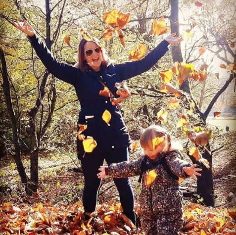 SlimmingWorld's tweet image. Angela (slowly_shrinking_bookworm on Instagram) had an unbe-leaf-able time getting active outside with her daughter 🍂. Head over to #TheSlimmingWorldBlog to find ideas for how you too can enjoy #BodyMagic in these cooler months. ow.ly/pMgU50ClKqt #SlimmingWorld