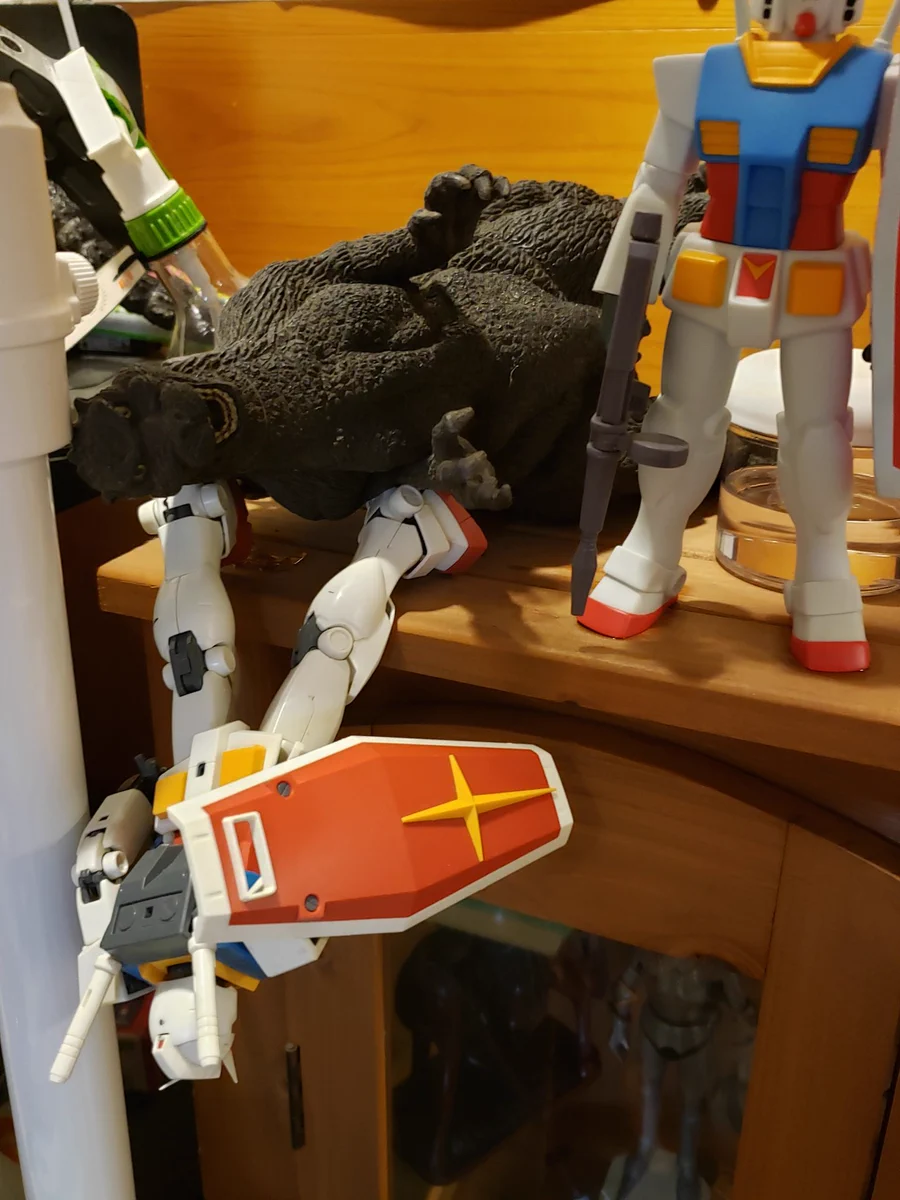震度５で落下寸前...ガンダムを救うゴジラがカッコいい！