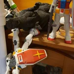 震度５で落下寸前...ガンダムを救うゴジラがカッコいい!