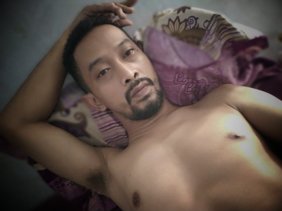 69_badeg's tweet photo. Minggu nya di kamar saja.. https://t.co/gESGcprRrN