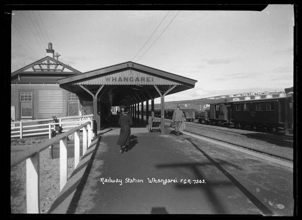 Back a bit further in time: trains from Whangārei, 1939. It has had no passenger service since 1976, and nothing meaningful for nine years before that.Pics: Whangārei circa 1920s (NLNZ 1/2-003553-a-F) and two undated F.G. Radcliffe shots ( @Auckland_Libs 35-R1947 and 35-R1939)