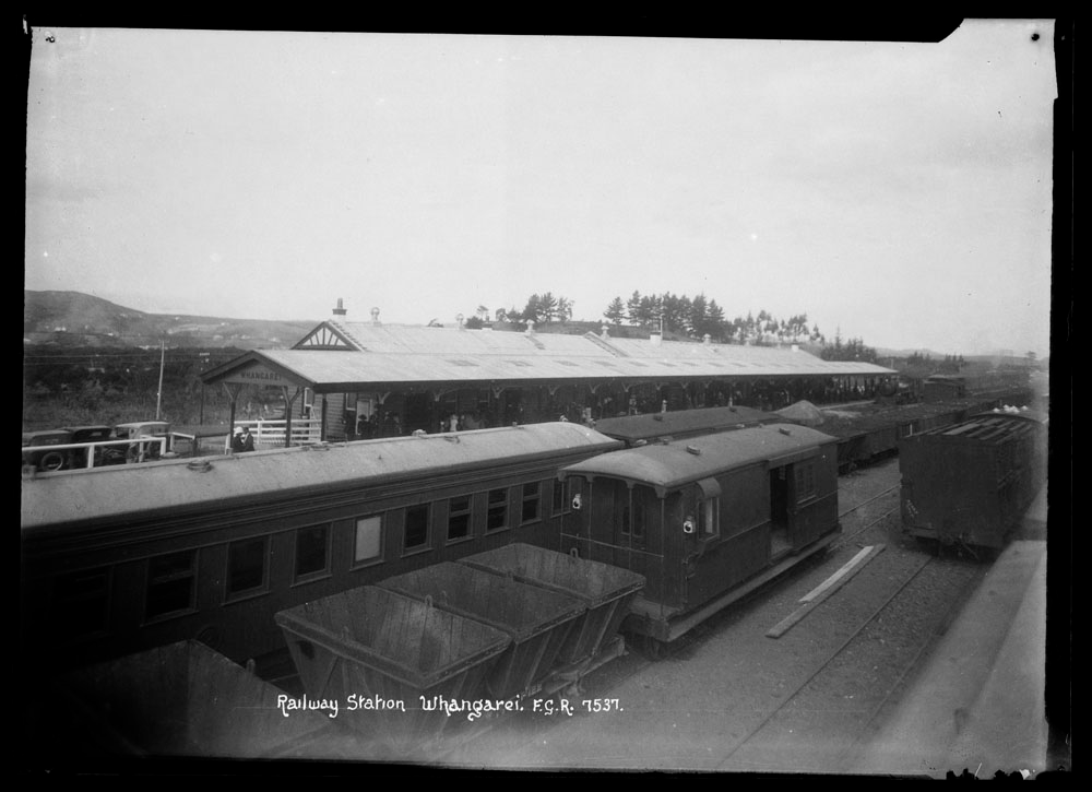 Back a bit further in time: trains from Whangārei, 1939. It has had no passenger service since 1976, and nothing meaningful for nine years before that.Pics: Whangārei circa 1920s (NLNZ 1/2-003553-a-F) and two undated F.G. Radcliffe shots ( @Auckland_Libs 35-R1947 and 35-R1939)