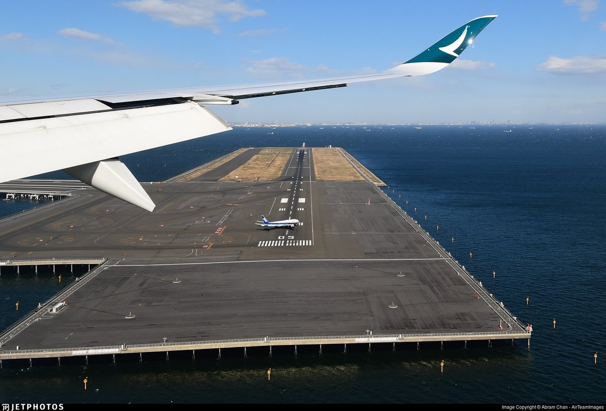 JetPhotos's tweet photo. Landing at Tokyo-Haneda as an ANA 777 prepares to depart. https://t.co/LPWzrGF2qQ © Abram Cha https://t.co/5YVzHveM64