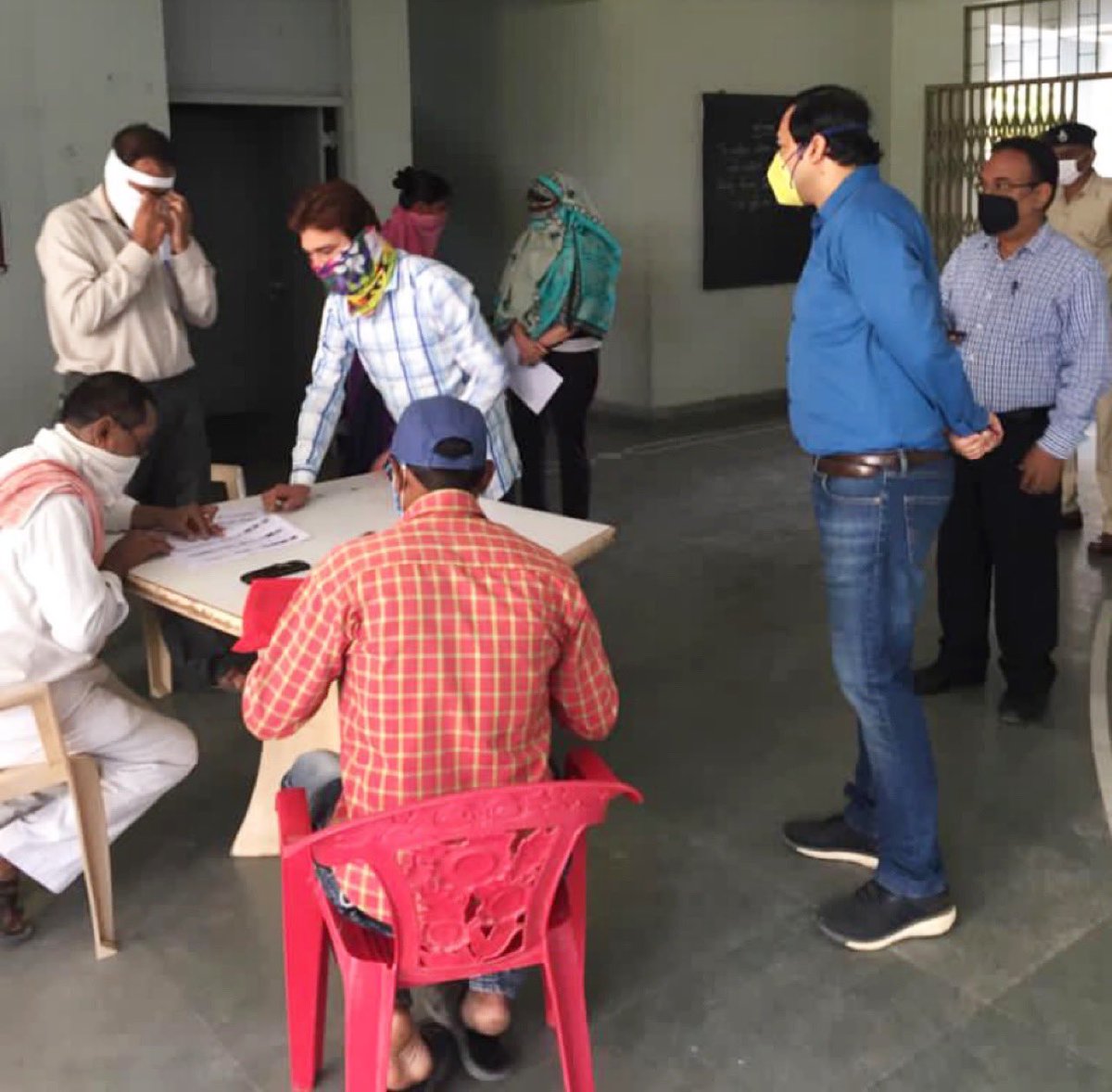 collectorgirsom's tweet photo. Visited various Polling Booths to encourage BLOs and Sector Officers to ensure that Voter List (Matdar Yadi) is updated &amp; all persons aged 18+ are included as part of Special Campaign

@MamVeravalCity @GirElection @CEOGujarat @ECISVEEP @MGirsomnath @pkumarias https://t.co/H5NKRFG0IC