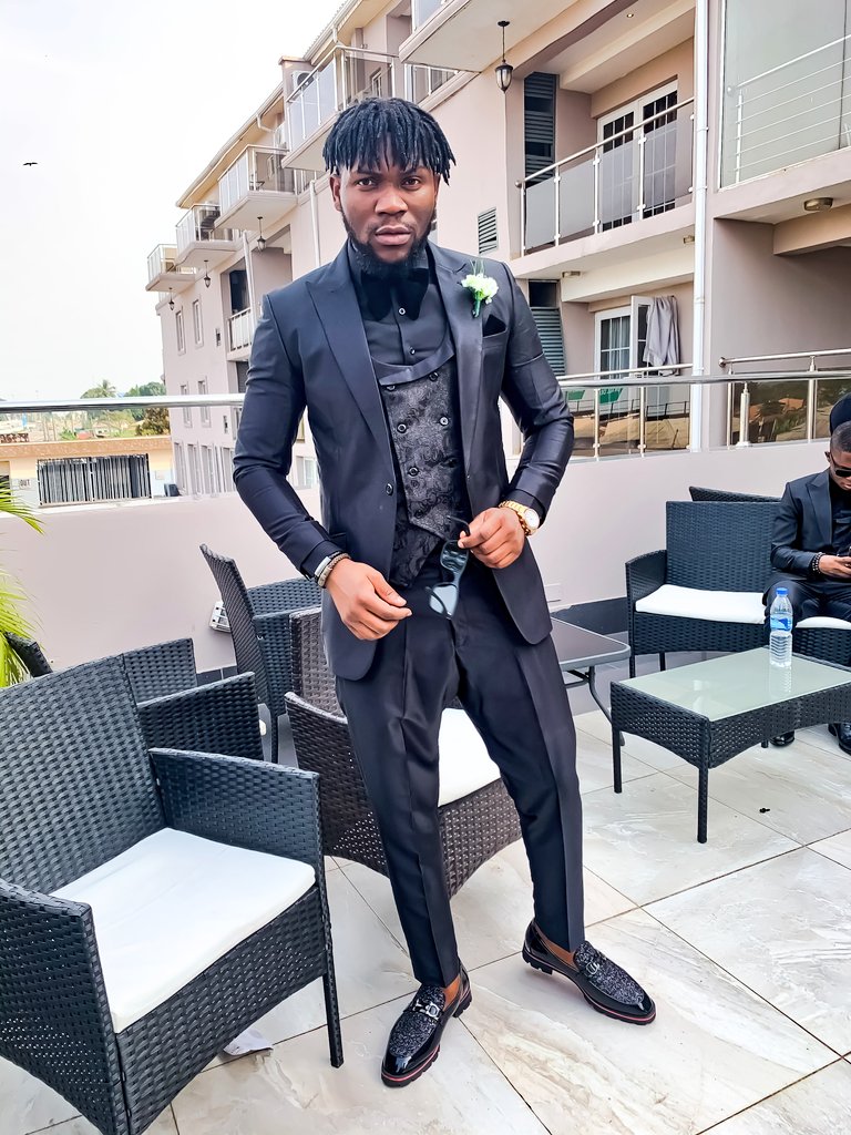 Man_of_stitch's tweet photo. Yesterday I did a thing with #Thedustydreywedding 

#Groomsmen #3piece #Suit  outfit by yours truly
A charcoal black jacket and beltless slim pant  with a gold detailed jacquard damask waist Coat   ✂️✂️ @Manofstitch 
#CarltonGateexclusive https://t.co/1Z8wBNZr2r