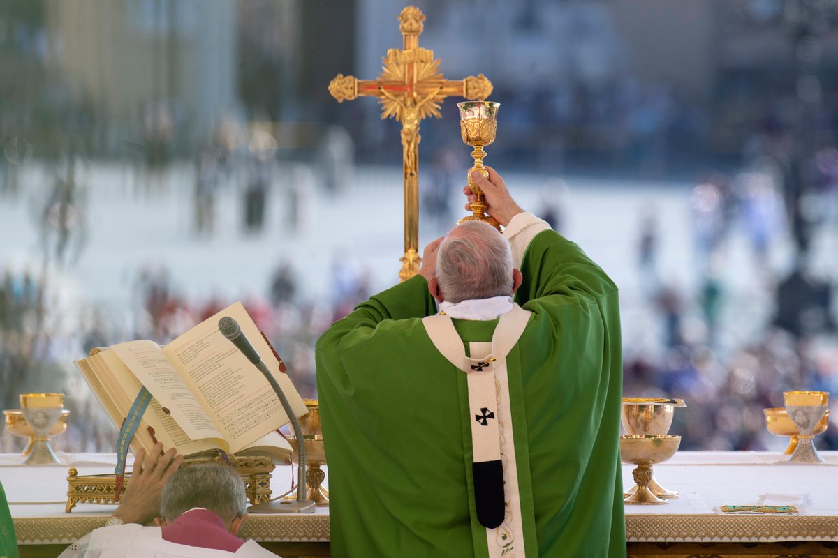 TuMiJesus's tweet photo. Cada Santa Misa escuchada con devoción, produce en nuestras almas efectos maravillosos y abundantes gracias espirituales. Abramos pues nuestro corazón al amor de los amores ♥ #DomingoEucarístico #SantaMisa #JesúsSacramentado #AlimentoDeVida #TumiJesús https://t.co/vDNG3ukxfe
