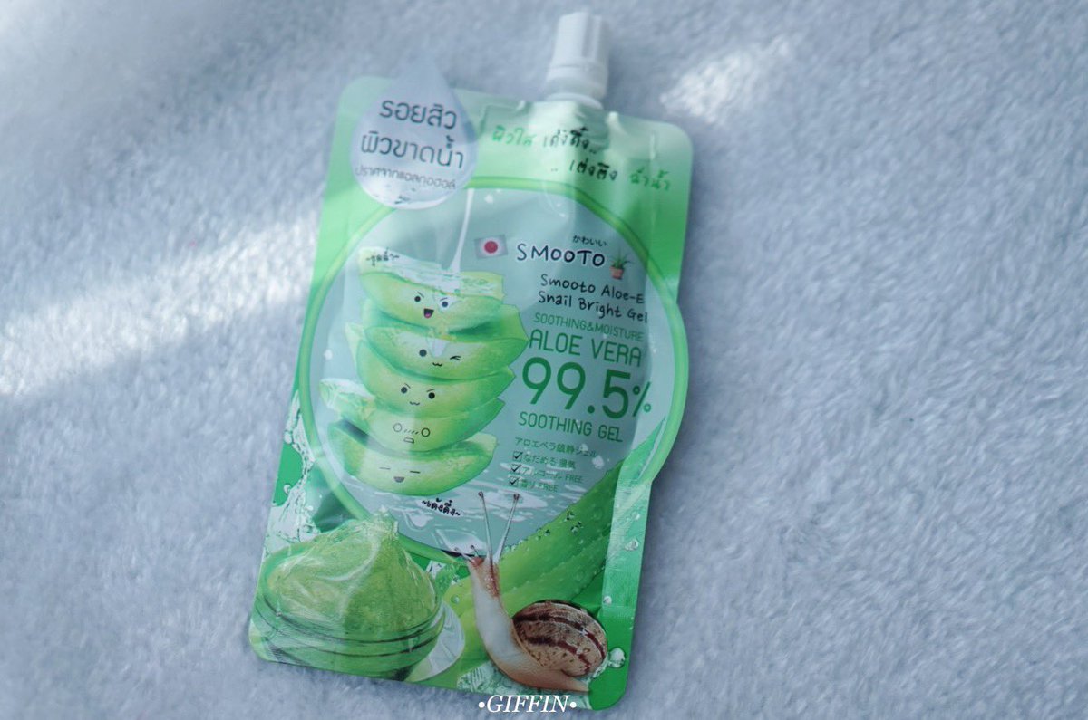 Giffin_08's tweet photo. บอกเลยว่าติดเจล Aloe Vera มากเจออากาศเย็นๆหรือแห้งหน้าลอกคือโบกทาเลยผิวนุ่มมากเจลเขาแบบเบาบาง ซึมเร็วนี้เอาไปแช่เย็นก่อนออกมาทาหน้าน้าฟินมากกค่า และชอบที่หลังซองมีบอกเคล็ดลับด้วยดีงามค่า #ใช้ดีบอกต่อ #รีวิวเซเว่น #ถูกและดี https://t.co/qkcZQZqhKx