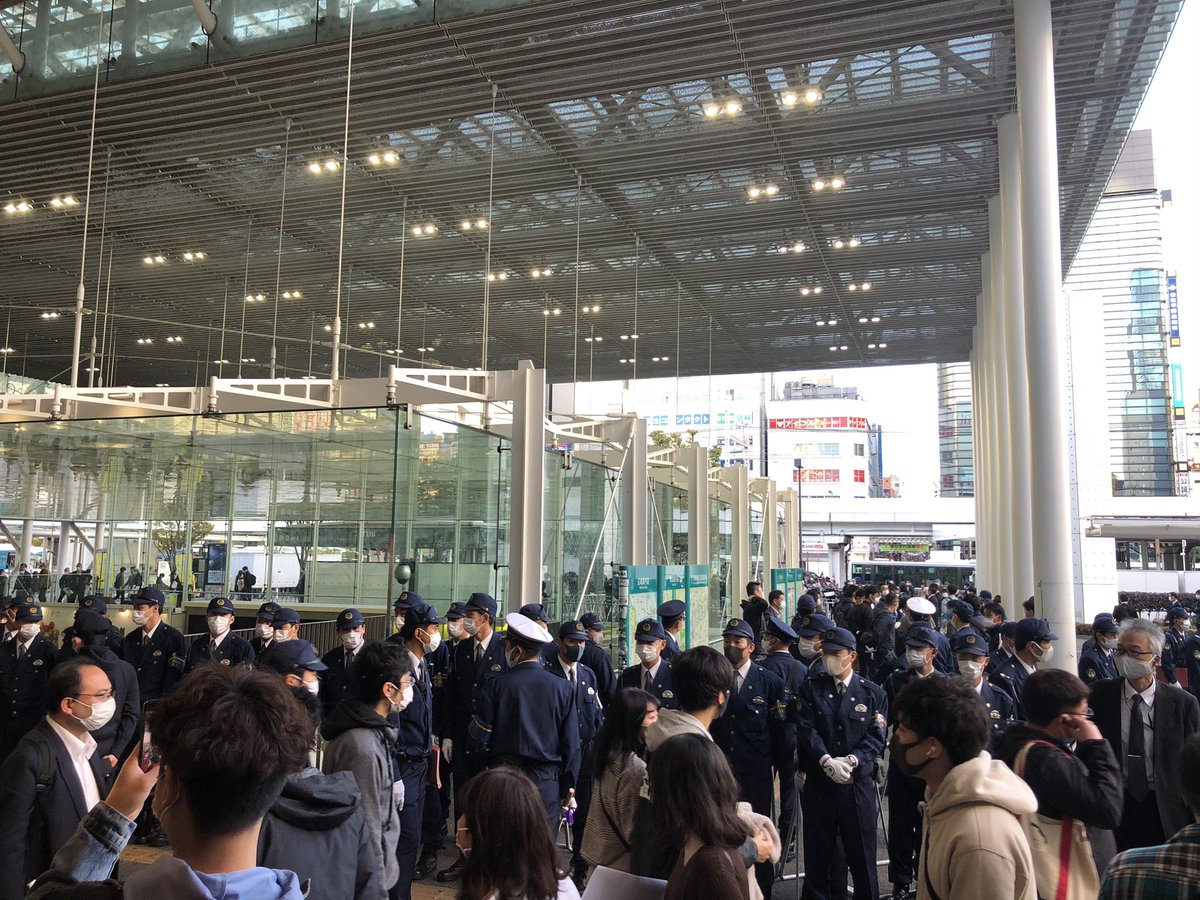 DEATH_MIX's tweet photo. 川崎駅で差別扇動団体が帰るための通路を確保してあげる警察。
1枚目の画像は、「ここを起点にロープを張る」と予行練習しているところ。警察の仕事ってなんなんですかね？
 #1122川崎ヘイト街宣を許すな https://t.co/DYj382sa8u