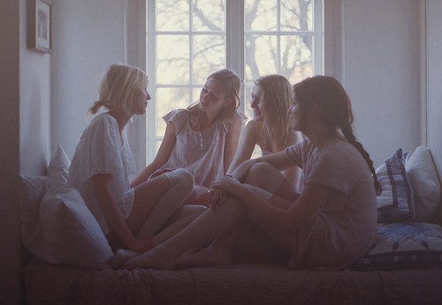 Juliette_tls's tweet photo. Écoutez les filles, je sais que vous n'êtes pas contente de moi mais quand même la fessée déculottée ! Ce n'est pas un peu trop quand même ? https://t.co/YRzF36OwUB