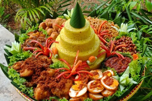 feli_monica's tweet photo. East Java has their own togetherness culture, which is called Gotong Royong. It usually begins with a prayer followed by a ceremonial feast by cutting a traditional tumpeng dish. The classic rice tumpeng is shaped like a cone, a split cone, or a circle. https://t.co/4kD6W31jOh