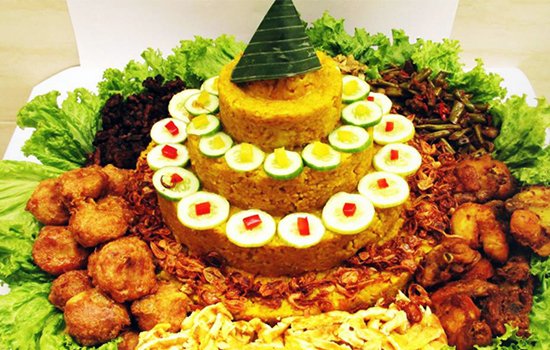 feli_monica's tweet photo. East Java has their own togetherness culture, which is called Gotong Royong. It usually begins with a prayer followed by a ceremonial feast by cutting a traditional tumpeng dish. The classic rice tumpeng is shaped like a cone, a split cone, or a circle. https://t.co/4kD6W31jOh