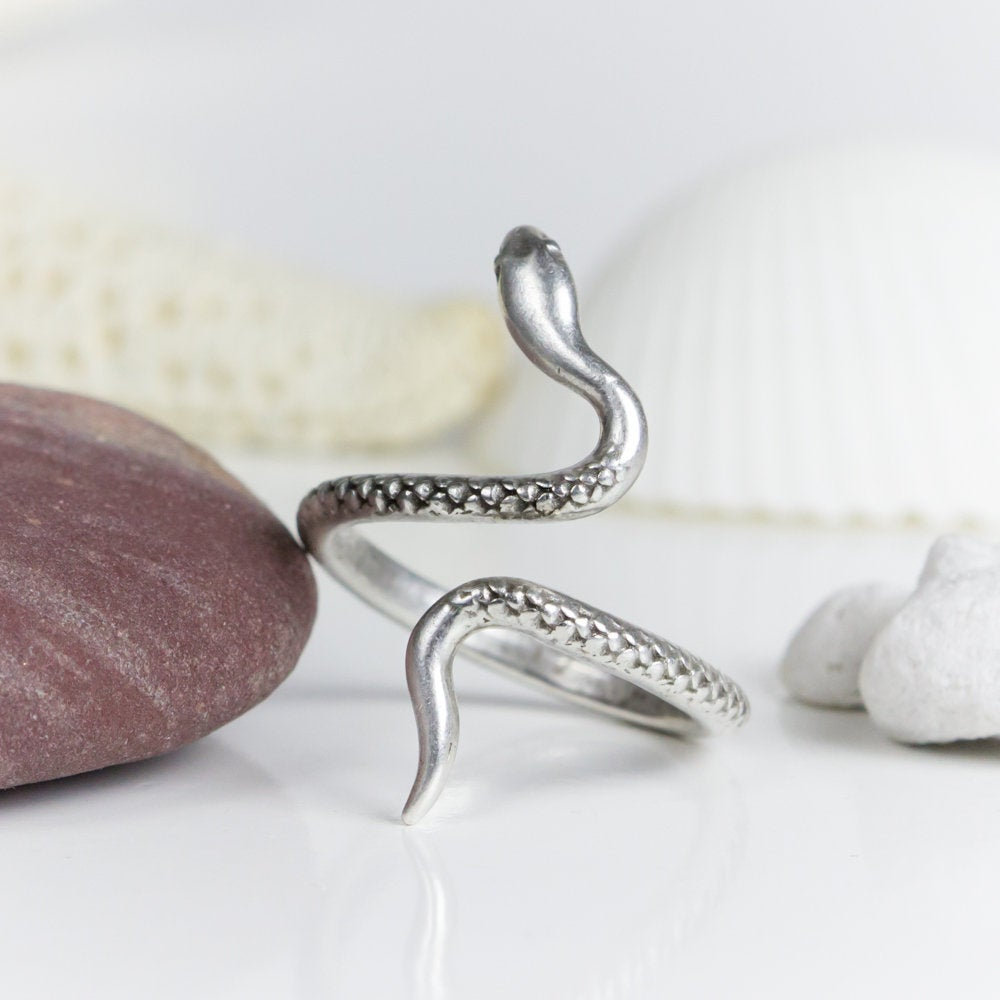 BlueRoomPottery's tweet photo. Really love this, from the Etsy shop WestOfEastDesigns. https://t.co/fnEhWj2QtV #etsy #bohochicjewelry #giftforher #knucklering #midipinkyring #snakering #silversnakering #stackingring #daintysnakering #delicatesnakering https://t.co/zZqeEaLZsu