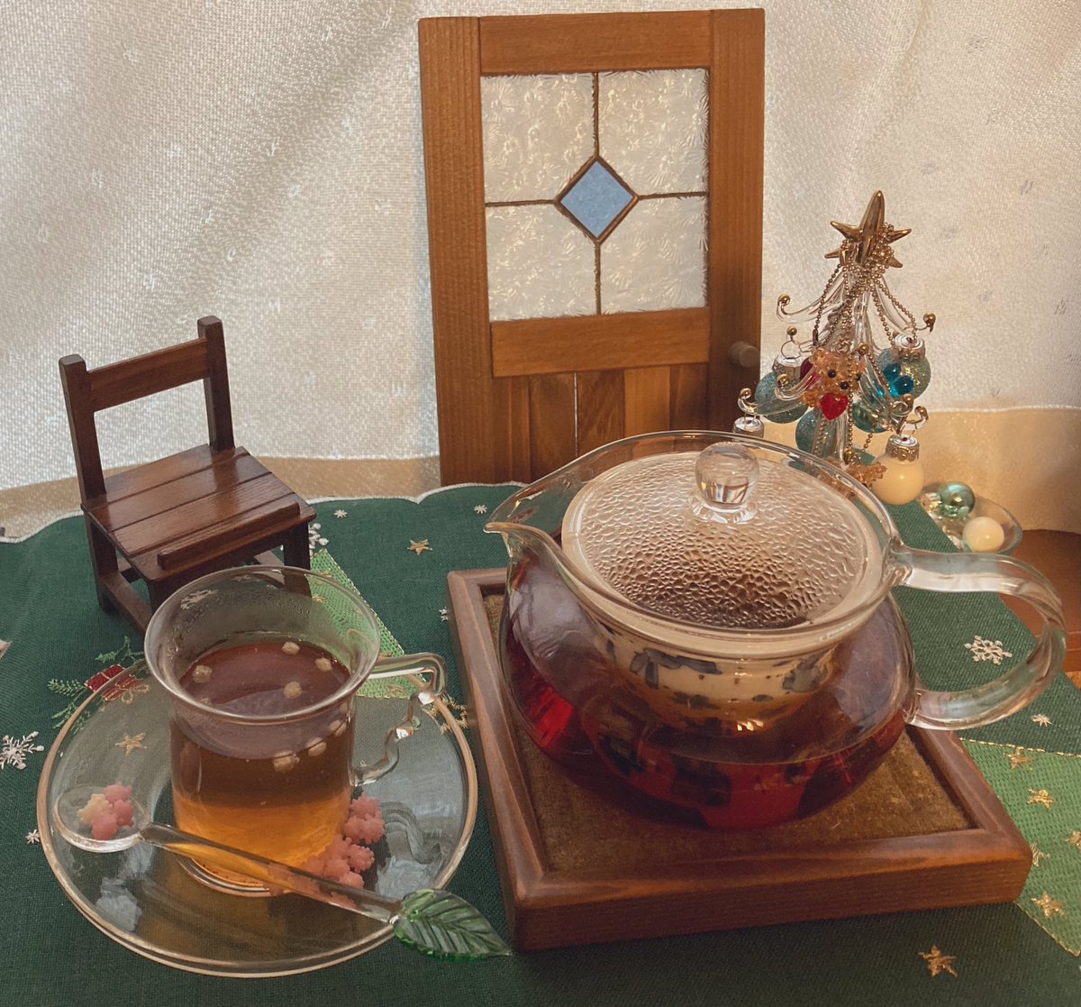 aoisora117's tweet photo. ちびくまのおみせさんで買った
扉と小さな椅子とカフェソーサー
お気に入りです💖
浮き星紅茶に入れて飲んだら美味しいよ。プカプカ浮いて可愛い❤️
#ちびくまのおみせ
#浮き星
#東洋セラミック
#ルピシア
#ROSEROYAL https://t.co/z7OnYr65f7