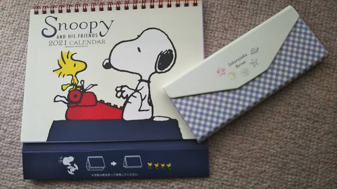 なかやま ひとみ 久々に有楽町で買い物してきました 宝塚歌劇のグッズショップ キャトルレーヴ で持ち運び用に折り畳める メガネケース ロフトでスヌーピーの卓上カレンダーを購入 どちらも前から欲しかったものなので 買えてよかった
