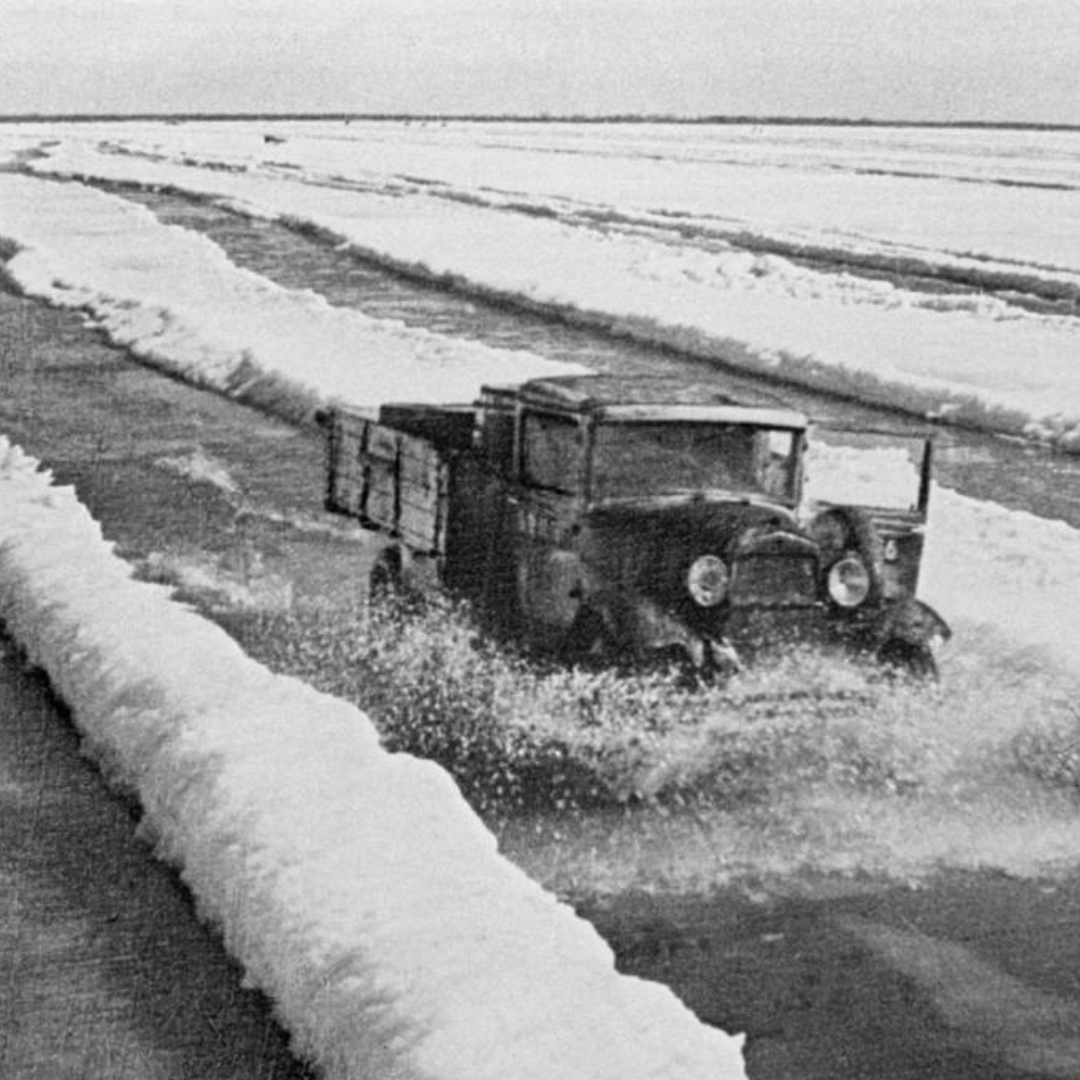 MID_RF's tweet image. 🗓️ 22 ноября 1941 года по льду Ладожского озера в осажденный #Ленинград проехали первые грузовики с продовольствием. Так начала работать #ДорогаЖизни – не просто путь по льду, но победа науки и силы духа над гитлеровской военной машиной. vk.com/mid?w=wall-700… #Победа75