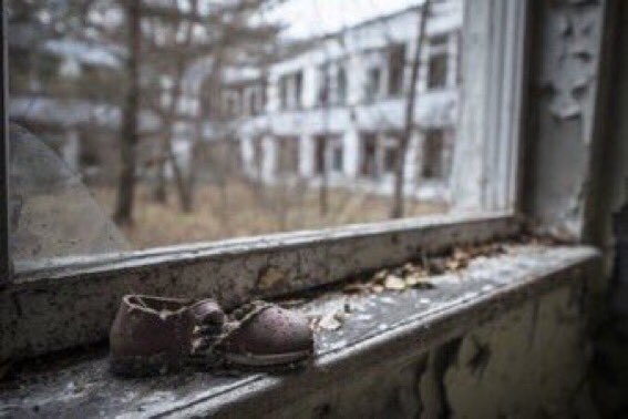 вымершая деревня. страшная деревня. забытые брошенные люди. брошенный чернобыльский дом. деревенский дом после войны.