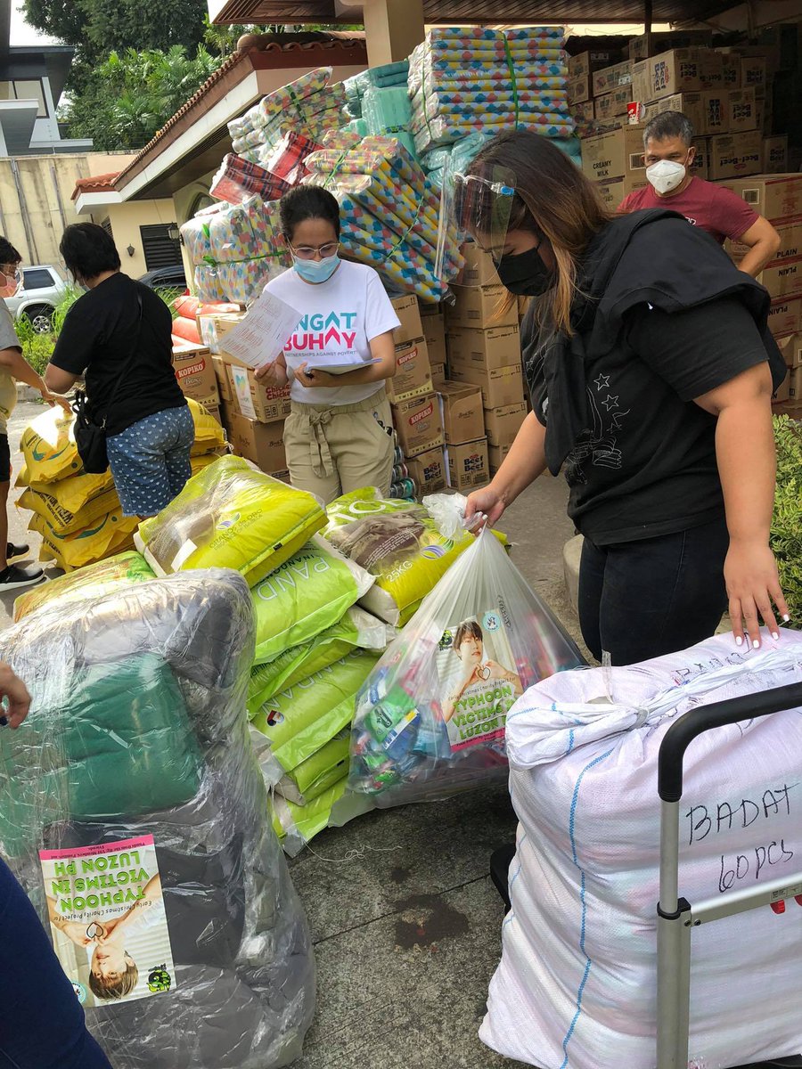 LOOK: Members of K-Pop fan groups Yedam Star International | Yedam Dreams and 𝗙𝗜𝗟𝗢 𝗕𝗟𝗜𝗡𝗞𝗦 donated relief goods to the Office of the Vice President for victims of typhoons in the country. (Photos courtesy of Twitter/VP Leni Robredo)