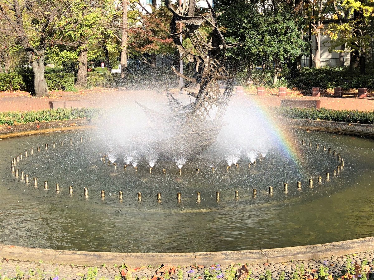 都立日比谷公園 Hibiya Park Tokyo 園長の採れたて情報 今日の日比谷公園 天気の良い朝 虹が見れますよ カモメの広場です ビルの谷間から差し込む朝日が 噴水に美しい虹を描き出しています この時期だけの ラッキーな虹 運が良ければ
