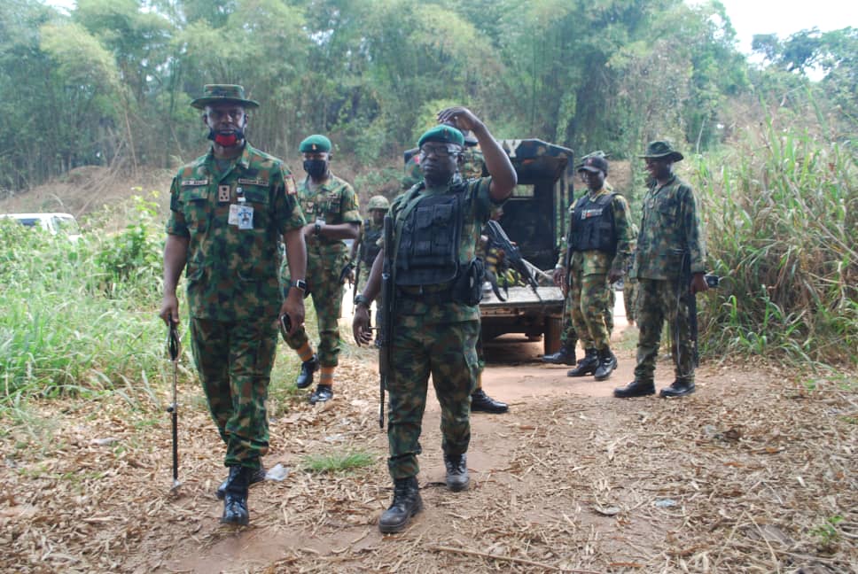 beta_edo's tweet photo. Edo Joint Security Taskforce raid Upper Sakponba, comb riverine communities, arrest suspected kidnappers

The Edo State Joint Security Taskforce at the weekend raided the Upper Sakponba area of Benin City and combed riverine communities, leading to the...

https://t.co/N1HxHgzTLk https://t.co/YdyNSXHbLe