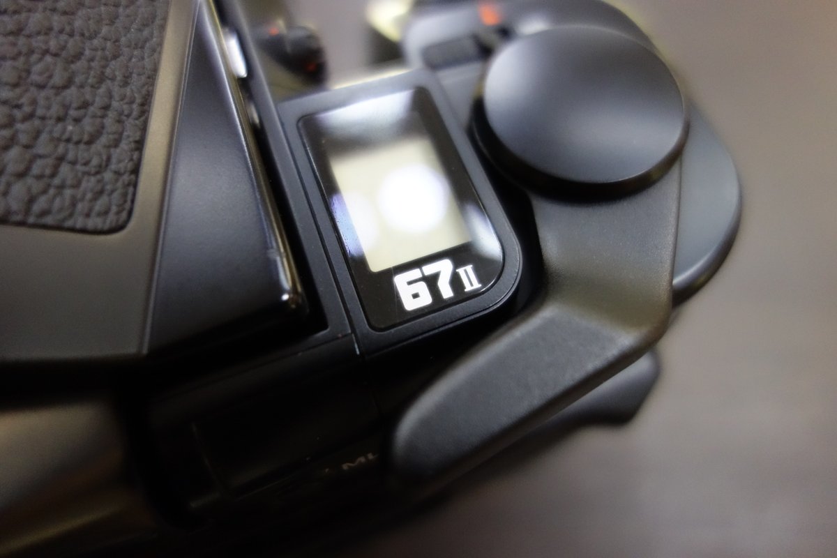 sanpoucamera's tweet photo. バケペンこと、PENTAX 67IIになります
イヤ~久々に手にすると
手首にくることくること
見事な重量です(^_^;)
ひょいと持ち上げていたのが
いまや、よっこらしょと言った具合でして
でも、この武骨さが良いですね~(*´▽`*)
#バケペン
#PENTAX
#67II https://t.co/foCdsi4GAZ